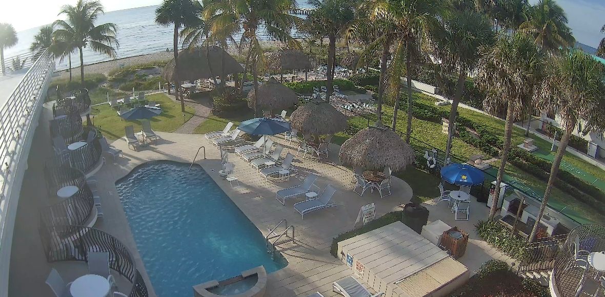 Панорама бассейна и побережья в High Noon Beach Resort