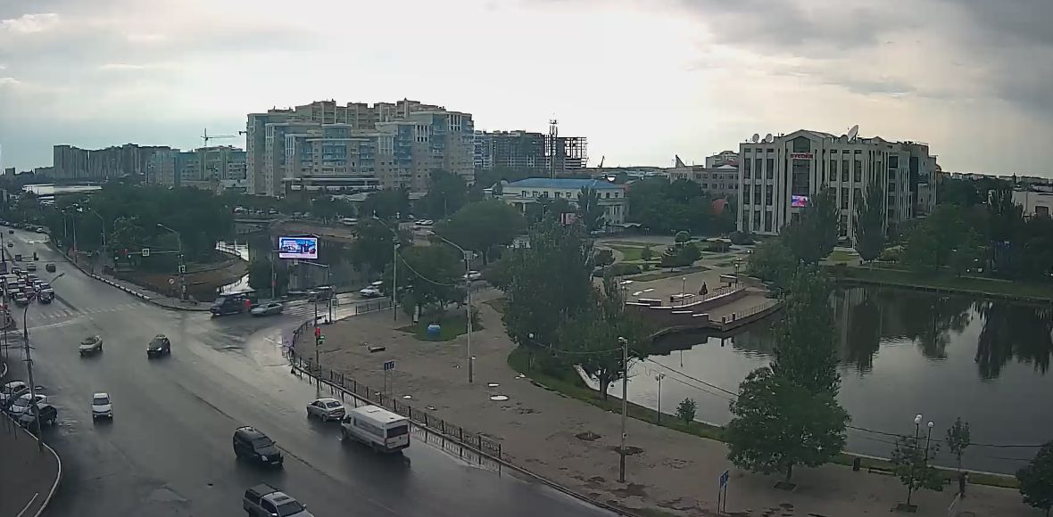 Улица Адмиралтейская в районе Лебединого озера