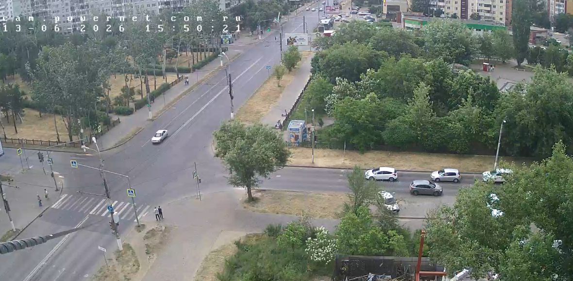 Перекресток улиц Симонова и 8-й Воздушной Армии