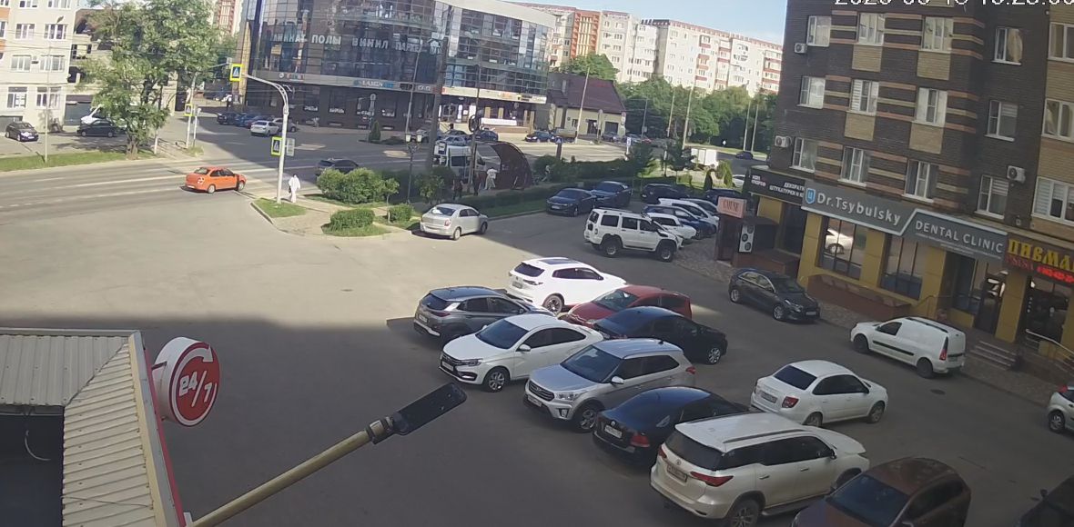 Обзорный вид на перекресток по улице Пирогова