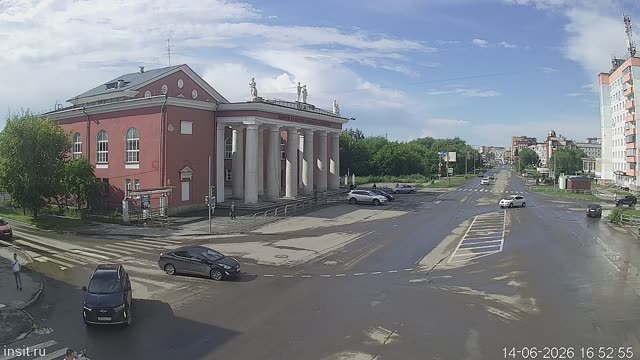 Вид на ДК Кирова и улицу Ленина
