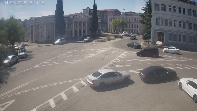 Транспортный ритм на улице Гулиа